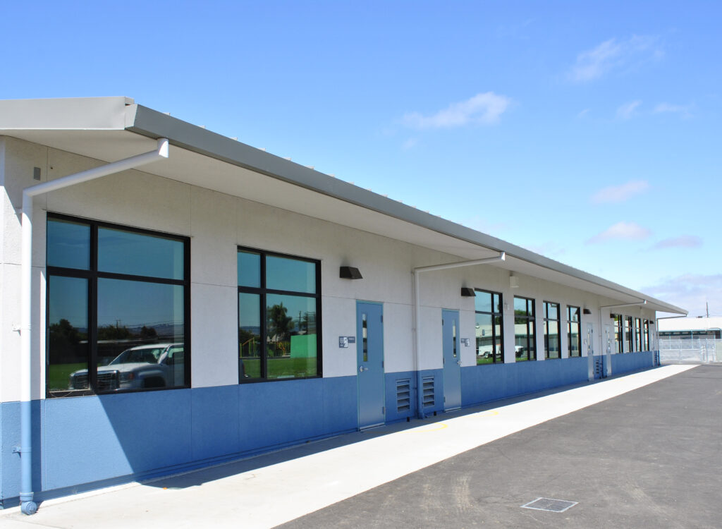 Front view of Garfield Elementary School modular classroom building in San Leandro, part of a project featuring ten slab-on-grade classrooms.
