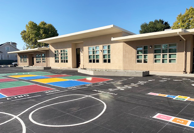 Playground view of Washington Elementary School modular classroom wing, with five slab-on-grade modular classrooms built by JL Modular.